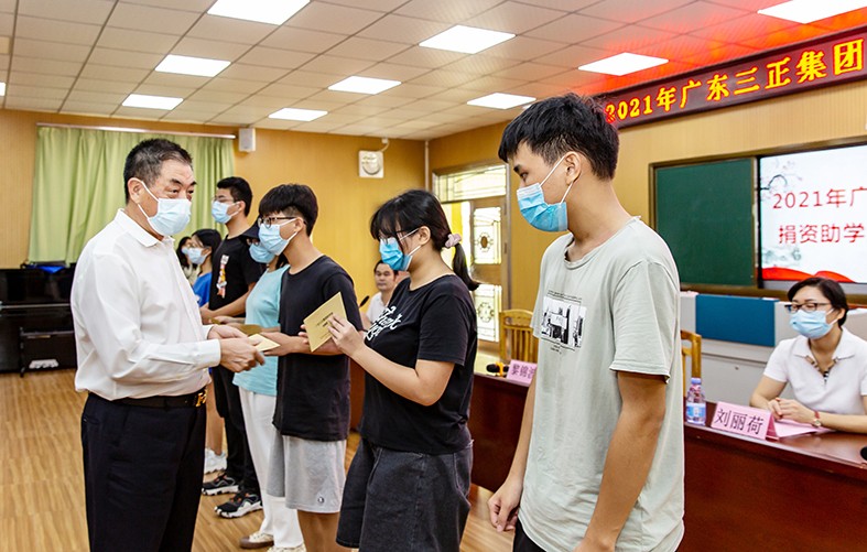 8月27日上午，我集團在橋頭鎮(zhèn)第二小學舉行了2021年助學金發(fā)放儀式，向23名橋頭籍困難家庭大學生發(fā)放助學金17.56萬元。這是我集團連續(xù)第13年資助橋頭籍困難家庭大學生完成大學學業(yè)。橋頭鎮(zhèn)三級調研員