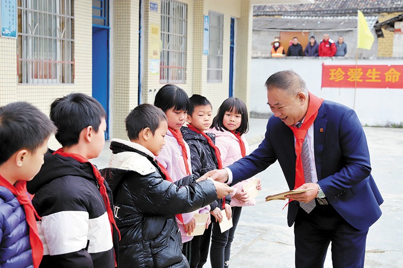 12月25日至26日，我集團向捐建學校師生頒發(fā)“三正獎教助學金”合計23.98萬元。并向三正合水小學捐贈了價值7.5萬的多媒體教學設備，向揭陽鳳湖小學碧潭三正分校一名病重學生捐贈1萬元助其度過難關。