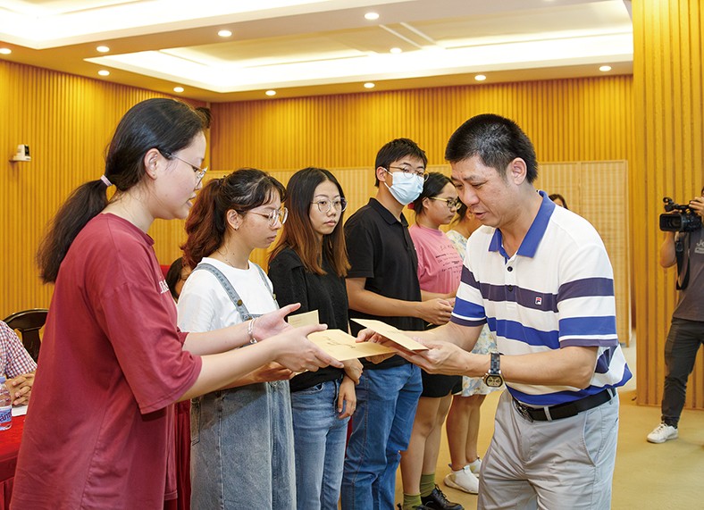 8月29日上午，“2023年廣東三正集團捐資助學金發(fā)放儀式”在橋頭鎮(zhèn)第四小學舉行，為25名橋頭籍困難家庭在讀大學生發(fā)放助學金19.04萬元。